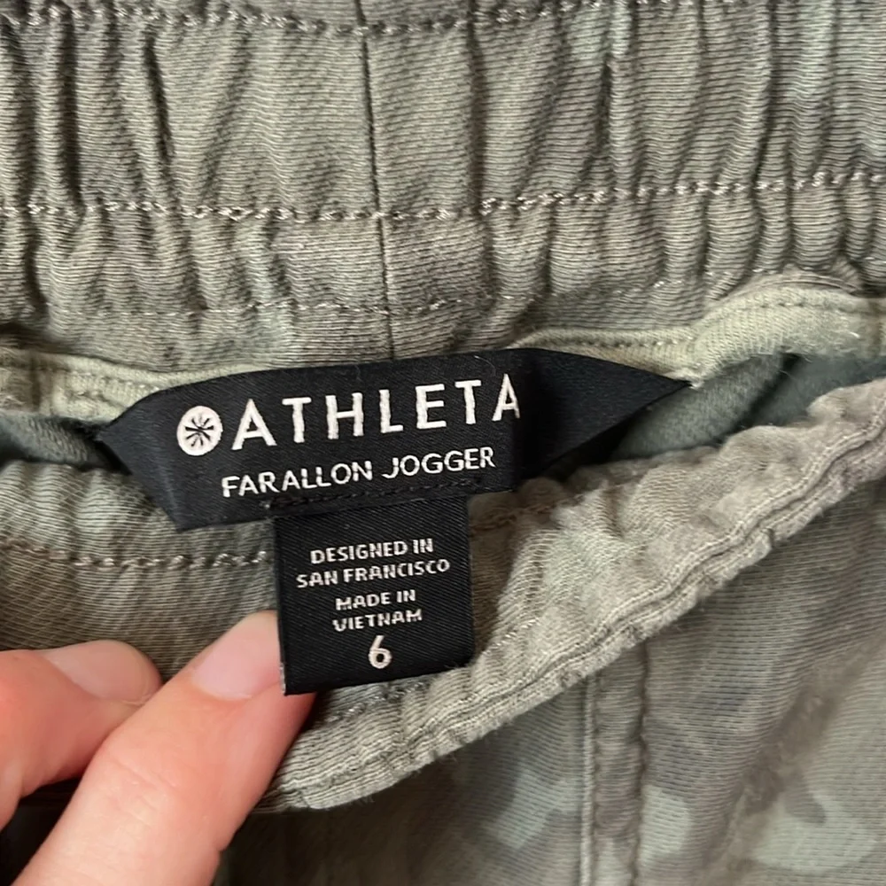 ATHLETA Farallon Jogger, Printed Laurel Olive size 6